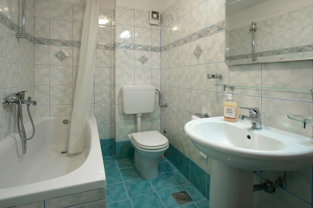 Apartments Ava ポレッチ エクステリア 写真